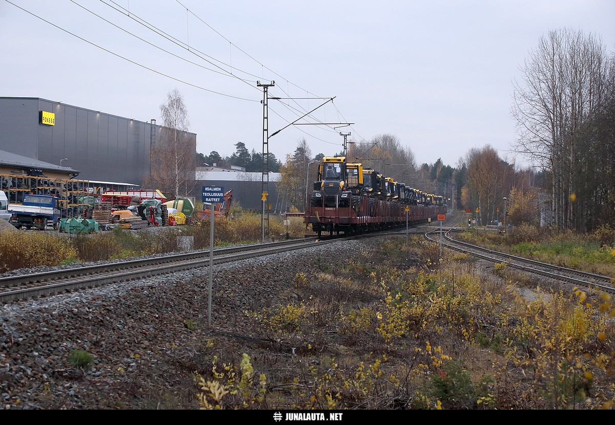 PONSSET TULLOO!
[i]"Eekä ku männöö!" 
"Männöö Reion kuvottavaksi!"
"Kuopijjoon!"[/i] 
Avainsanat: Ponssejuna T55506 tasoristeyskuva Sr1_3002 linjavaihdemerkki 20161020