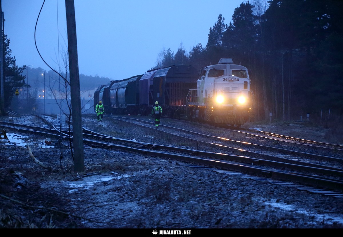 Naantalin viljajuna 20.02.2017
Rekkavaloilla tuunattu Reevee on käynyt painamassa sataman viljavarastolle kymmenen tyhjän vaunun roikan ja poimii aseman ratapihalla odottaneen täyden vaunuroikan mukaansa Turkuun. 
Avainsanat: PAI65850 Dv12_2630 naantalilaine PAI-liikenne 20170220 viljajuna