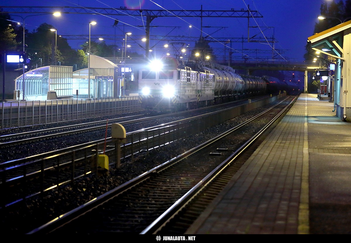 T52091 @ Hyvinkää 06.06.2017
Tiistain ja keskiviikon välisenä yönä pari oikoradan tavarajunaa oli laitettu kiertoreitille Riihimäen kautta. Valitettavasti Vainikkalasta Sköldvikiin matkannut juna oli sen verran myöhässä, että sen kuvaaminen sai jäädä...
Avainsanat: T52091 nestekaasujuna Sr1_3023 Sr1_3001 sköldvikiläine kaksoisraide 20170606