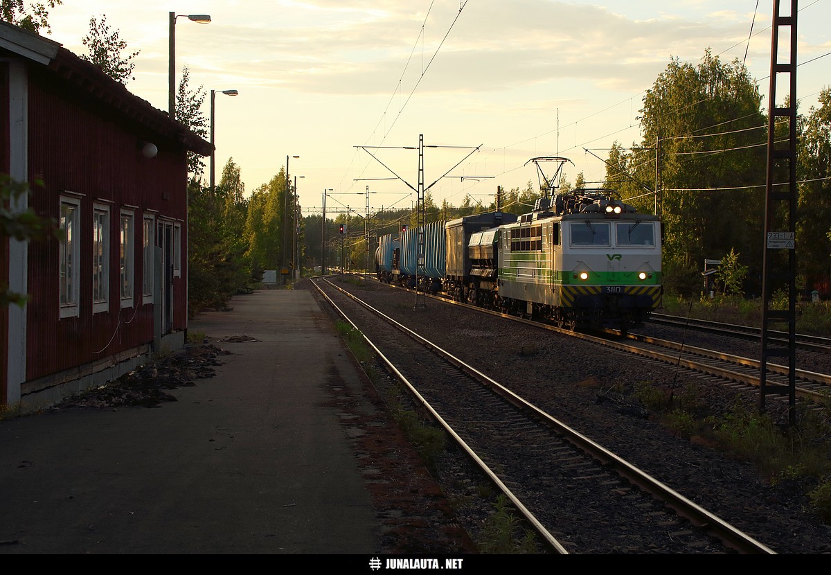 T54008 @ Hillosensalmi 16.06.2017
Akonniemeläine osoittautuikin tällä kertaa konepaja-expressiksi! Kuvaajia tervehditään täällä päin rataverkostoa kouvostoliittolaiseen tyyliin reilulla kädenheilautuksella! :) 

Koska kuvauskeli on ns. [i]vastenmielisen haasteellinen[/i] ja ristiinalaine korvattu myöhässä kulkevalla veturijunalla, otetaan pieni aikalisä valon vähenemistä odotellen siirtymällä seuraavaksi tähän saakka toistaiseksi tuntemattomaan paikkaan, Harjuun... 
Avainsanat: T54008 Sr1_3110 20170616