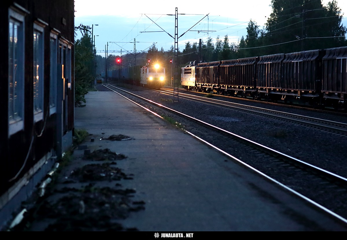 T58131 & T5022 @ Hillosensalmi 17.06.2017
Lannoitesäkkejä Kouvolasta Kajaaniin kuljettava T58131 antaa kulkutilaa Hillosensalmella, ensimmäisenä ohittajana Iisalmen raakapuupuujuna.
Avainsanat: T58131 T5022 Sr1_3006 Sr1_3096 lannoitesäkkijuna Fakks-vaunu kajaanilaine 20170617