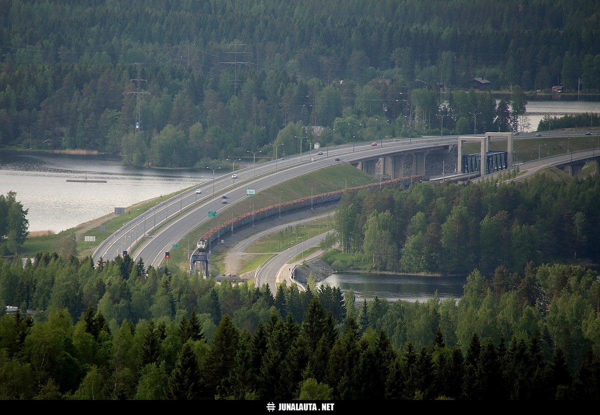 T5022 @ Kallansillat (Kuopio) 17.06.2017
Puijon tornin näköalatasanne tarjoaa nykyään tämän näköiset rautatiemaisemat Sorsasalon suuntaan! Kyllä kelpaa!  :)
Avainsanat: T5022 siltakuva raakapuujuna 20170617