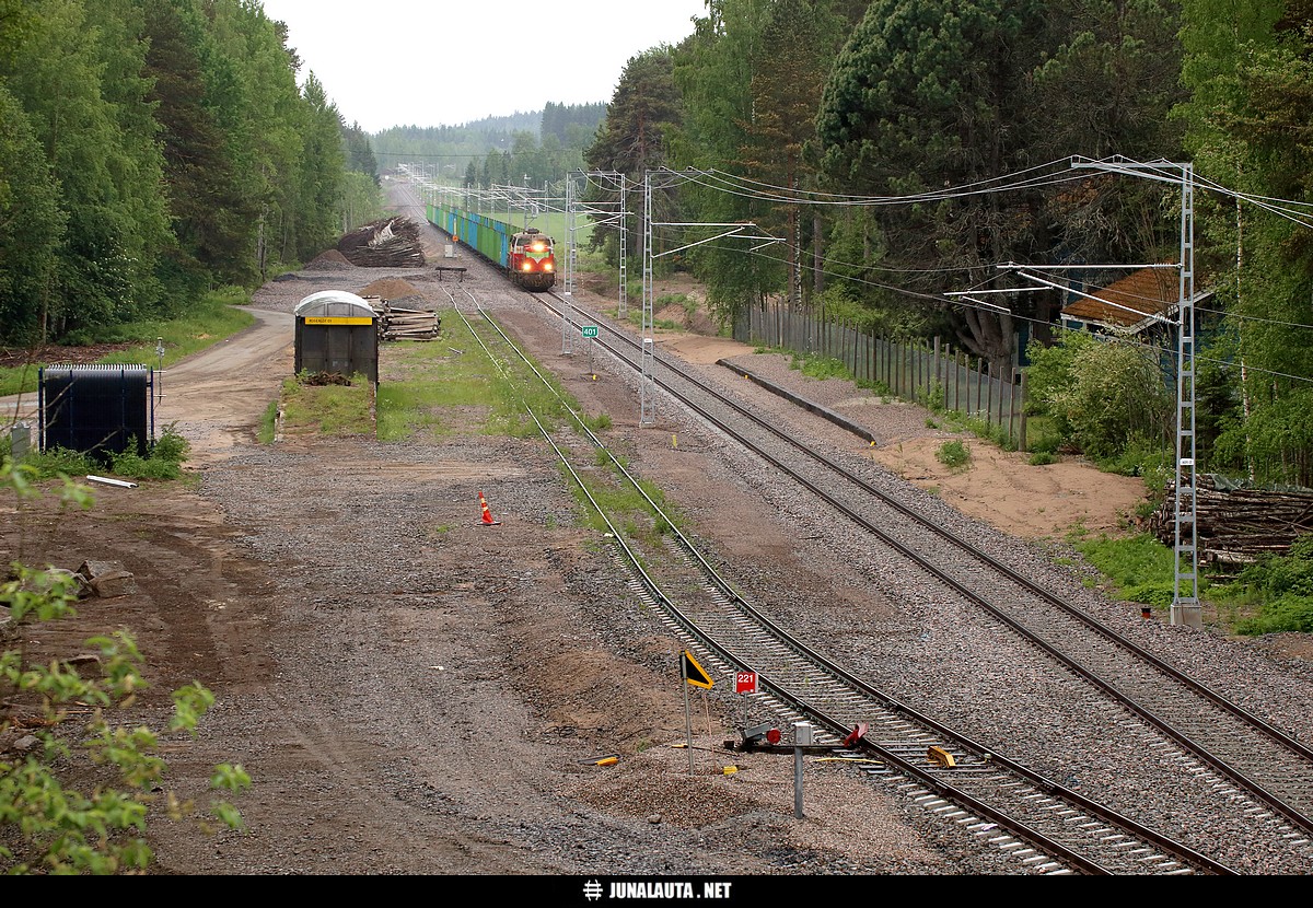 T58361 @ Laukaa 18.06.2017
Sähköistetty Laukaa näyttää tänä päivänä tältä. Eli ei pahalta? Entisen matkustajalaiturin kivireunus on jätetty paikoilleen ja sähköistyspylväät ovat tässä kohdin radan toisella puolen! Gbk-vaunut (Gbk 46003-0 ja Gbk 45915-6) on nostettu sivuun.

"Fanttastista"! :)
Avainsanat: Dv12_2510 Dv12_2616 T58361 saarijärveläine Gbk-vaunu 20170618