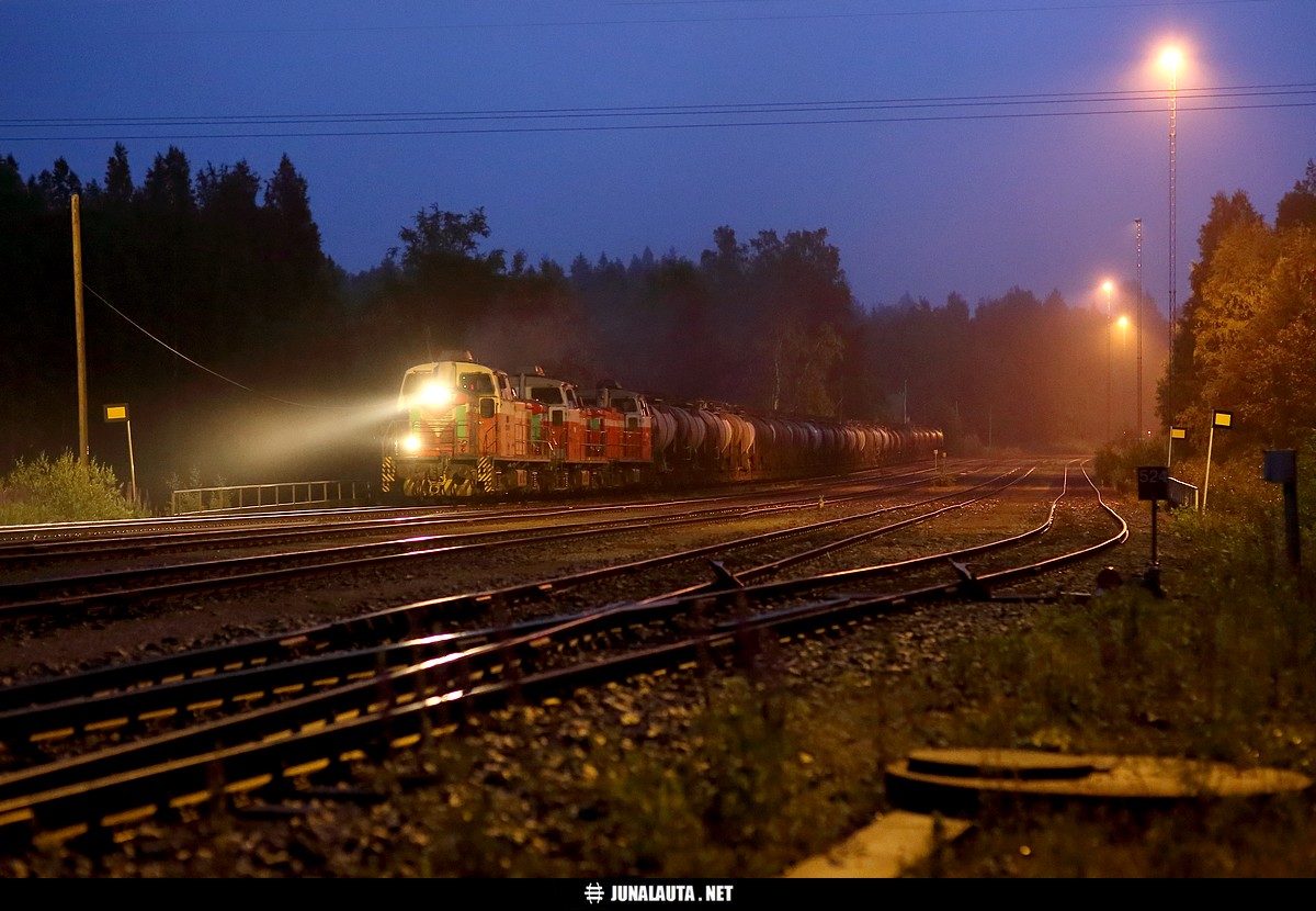 Kaupunkilaine Kirkniemessä 25.06.2017 klo 02:38
Kyrön alikulkusillan tunkkauskatkon takia juhannuksena kaksi Uudenkaupungin ja Siilinjärven välistä happojunaparia oli laitettu kiertoreitille Karjaan ja Kouvolan kautta. Tässä junista neljäs ja viimeinen, puolisen tuntia etuajassa Riihimäeltä lähtenyt ohittaa Kirkniemen valaistua ratapihaa muutoin pimeässä ja sateisessa juhannusyössä!
Avainsanat: T54096 Dv12_2546 Dv12_2542 Dv12_2747 rantaradan_kiertolaiset kaupunkilaine 20170625