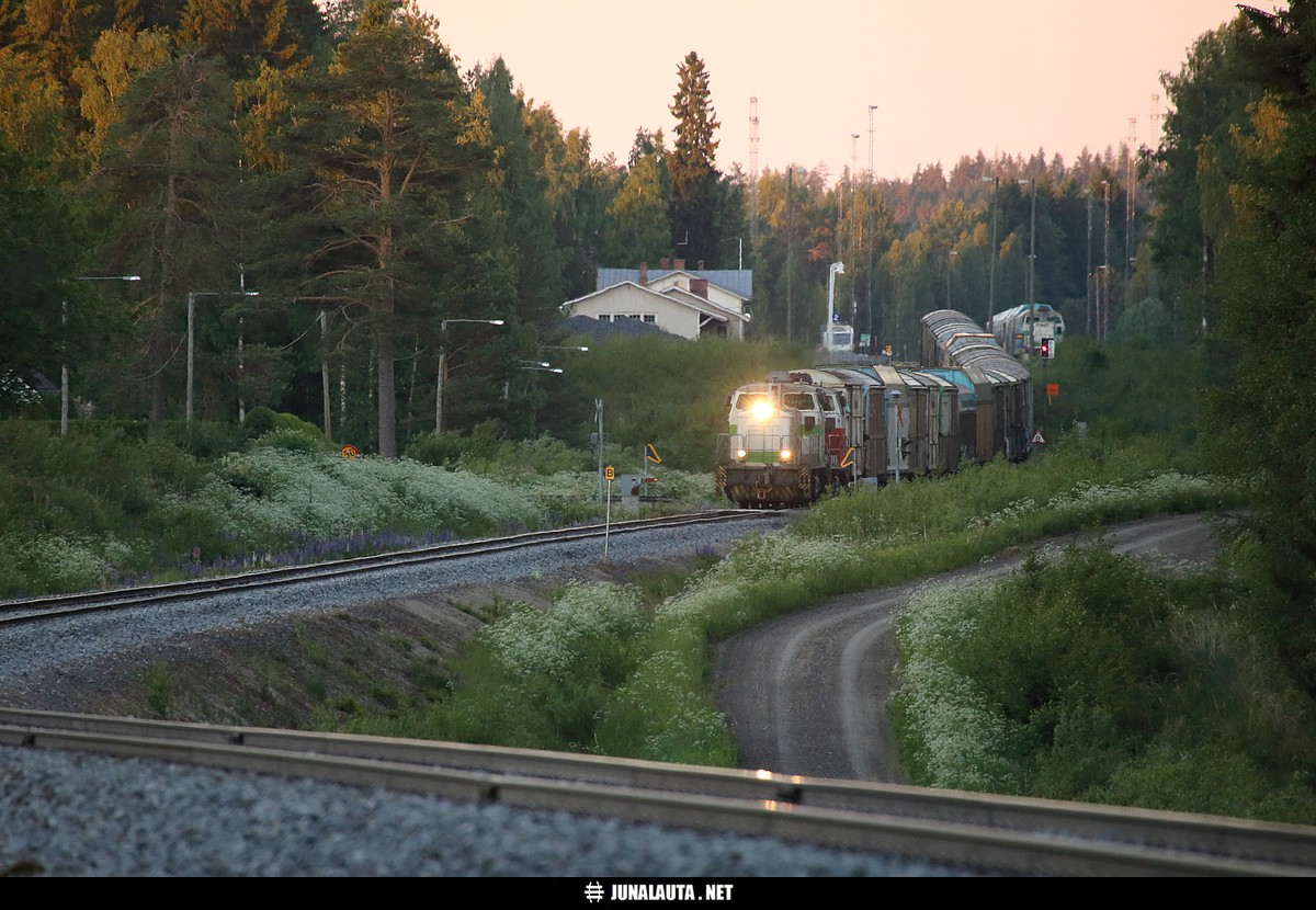 T3991 @ Vilppula 01.07.2017
Sorsasalolaiset ovat kohdanneet Vilppulassa: 4098 on jo lähtenyt jatkamaan matkaansa kohti Tamperetta jätettyään häntänsä linjalle oletetun kuljettajanvaihdon ajaksi... 3991 pääsee lähtemään alamäkeen, mutta hetikohta edessä on pitkä ja raskas [i]Pollarinmäki[/i]...

Kuva päinvastaisesta suunnasta 12 vuoden takaa: [url]http://junalauta.net/ratapiha/displayimage.php?pid=793[/url]
Keywords: T3991 hpk-kiertolaisia Dv12_2643 Dv12_2556 tasoristeyskuva Dv12_2602 kuopiolaine bigma@500mm 20170701