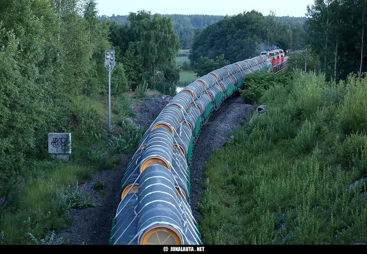 Kaasuputkijuna T53676 @ Tammisaari 24.07.2017
Nord Stream 2:n putkikuljetukset rautateitse Venäjältä Koverharin satamaan ovat alkaneet! 

Kuvassa järjestyksessään kolmas kaasuputkijuna keskellä Tammisaaren [i]ydinkeskustaa[/i] kello 04:22.
Avainsanat: T53676 Dv12_2518 Dv12_2636 Dv12_2603 kaasuputkijuna koverharilaine 20170724
