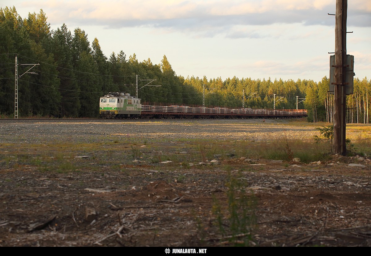 T55521 @ Jaalanka 20.08.2017
Betonijuna Peltosalmelta Haaparantaan Jaalangassa, joka näyttää vielä hetken ihanan steriililtä ja autiolta ennen kuin luonto ottaa omansa takaisin!
Avainsanat: T55521 Sr1_3040 betonijuna peltosalmelaine 20170820