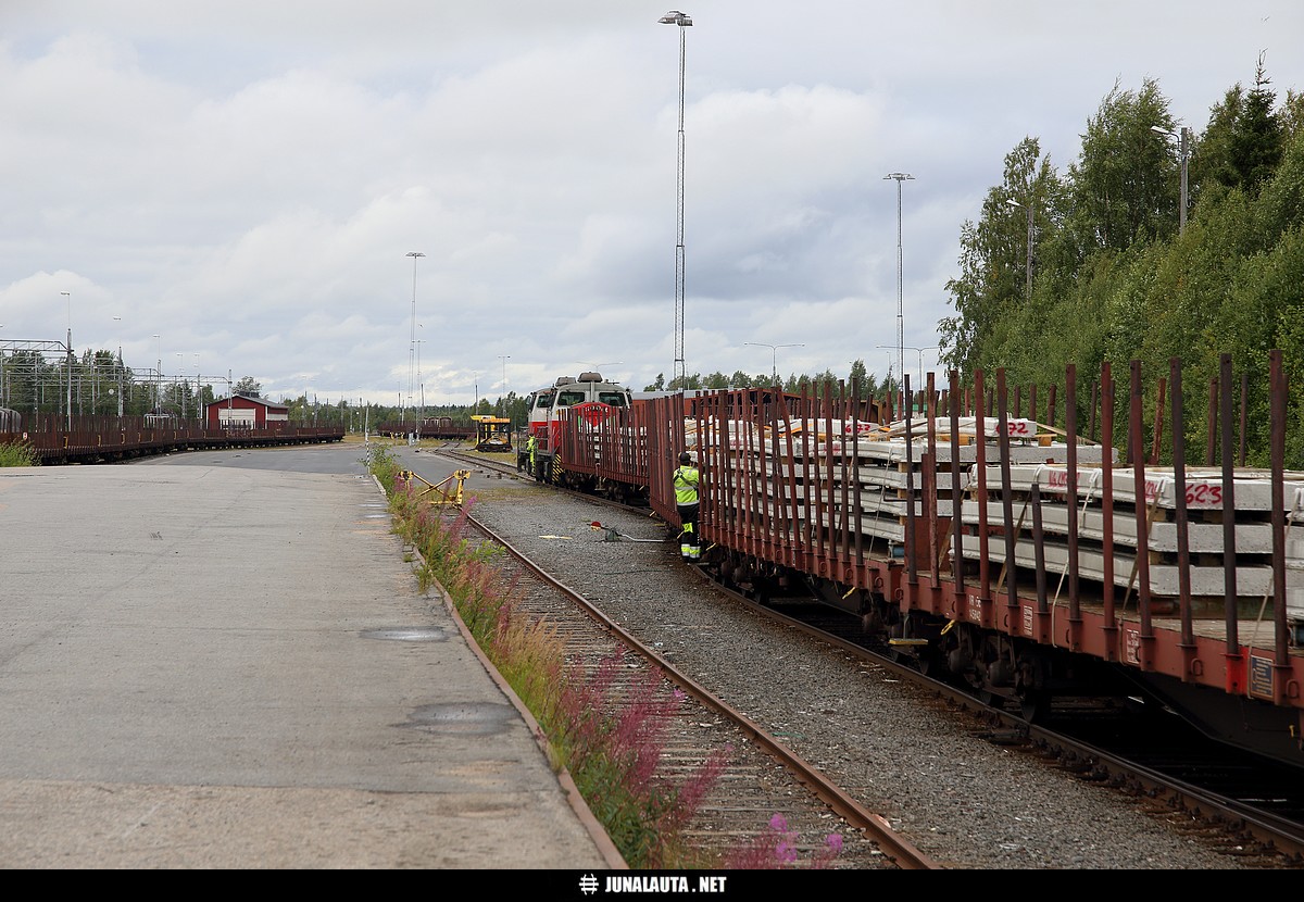 Vaihtotöitä Haaparannassa 21.08.2017
Betonipalkit saapuvat Haaparannan asemalle siirtokuormaukseen. 
Avainsanat: Dv12_2501 Dv12_2506 torniolaine 1435mm betonijuna vaihtotyöliikenne vaihtotyöliikenne_Tor 20170821