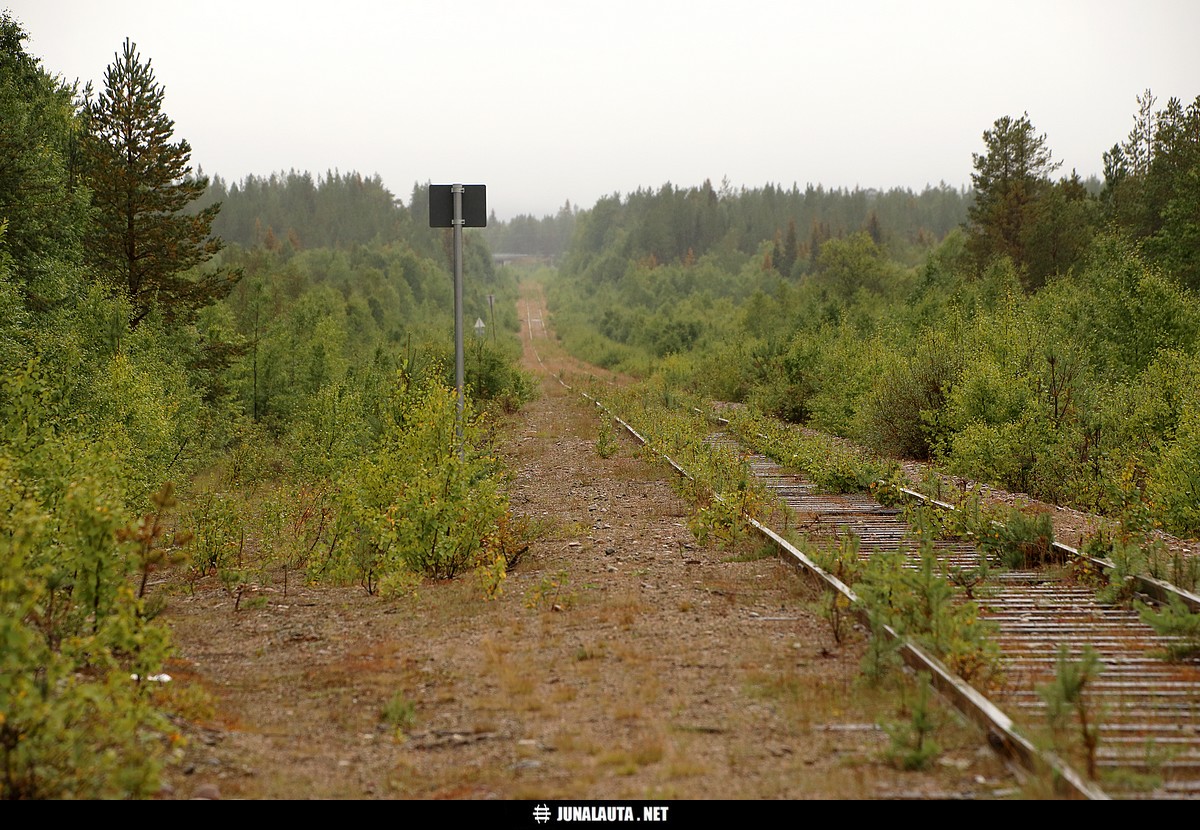 Salmivaaran kolmioraide 22.08.2017
Salmivaaran aseman ja ratapihan länsipuolella on maastotutkimusten perusteella sijainnut joskus aikoinaan sorakuopalle johtanut rata ja siihen liittynyt kolmioraide! Liittyisikö kuvaan [url]http://vaunut.org/kuva/44808[/url]? Valitettavasti Lapista ei juurikaan ole saatavilla [i]vanhoja painettuja karttoja[/i], mistä asiaa saattaisi tutkia... 
Ratalinja oli kuitenkin päätieltä helposti henkilöautolla ajettavissa molemmista suunnista vajaan kahden kilometrin verran vetiseen ja upottavaan kohtaan saakka, joten perille saakka ei vielä tällä ensi yrittämällä päästy... :)
([url=https://asiointi.maanmittauslaitos.fi/karttapaikka/?share=customMarker&n=7410777.000000001&e=563622.9999999999&title=&desc=&zoom=9&layers=%5B%7B%22id%22%3A2%2C%22opacity%22%3A100%7D%5D]Karttapaikan linkki[/url])
Avainsanat: linjavaihdemerkki hylätty_raide purettu_rata kolmioraide 20170822