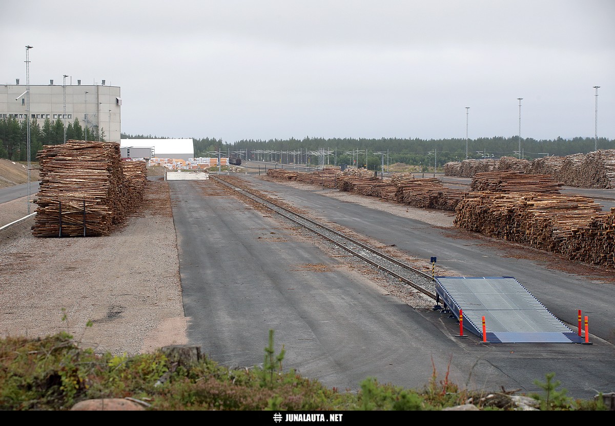 Patokankaan ratapihaa Kemijärvellä 22.08.2017
Tällaista kuvaa ei enää tämän vuoden jälkeen saada, Boreal Bioref Oy on saattanut loppuun valmistelutyöt, joiden pohjalta Kemijärvelle suunnitellun biojalostamon investointipäätös voidaan tehdä ja rakentaminen aloittaa... Biojalostamo tulee sijoittumaan heti raakapuuterminaalin pohjoispuolelle, eli maa niin sanotusti katoaa kuvauspaikan alta! Biojalostamolle tulee myös raideyhteys Patokankaan terminaalilta.
Avainsanat: raakapuuterminaali kuormausramppi 20170822