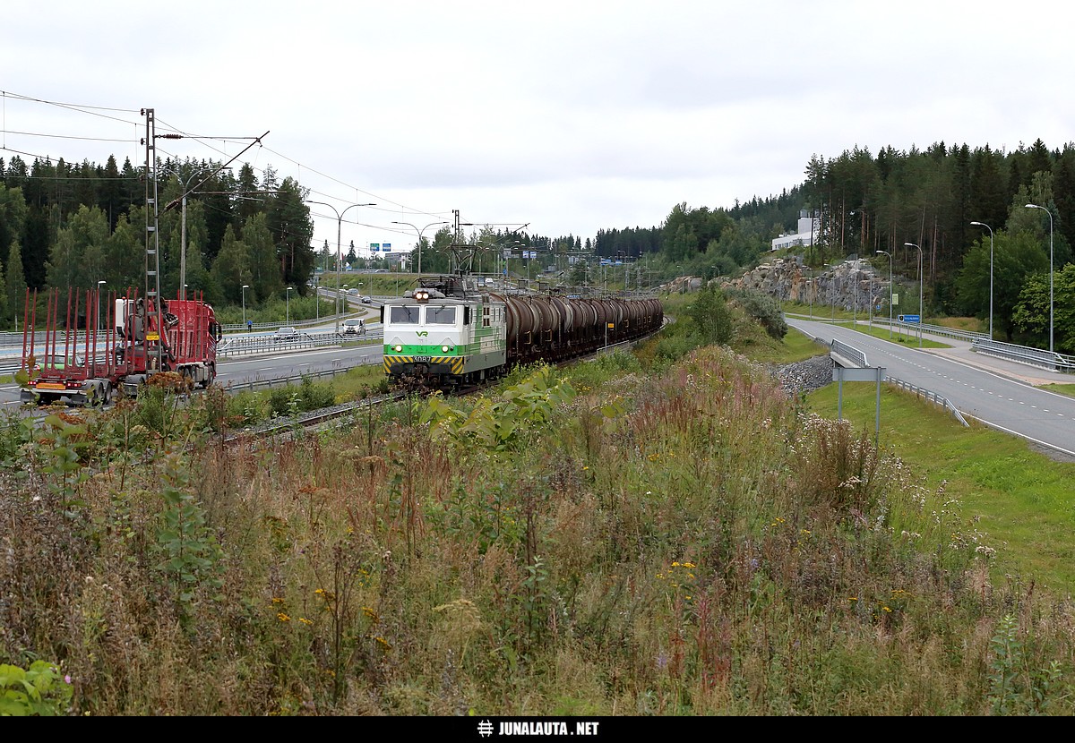 T58826 @ Vuorela (Kuopio) 24.08.2017
Pari kertaa viikossa kulkee Z-vaunujuna Siilinjärven ja Harjavallan välillä. 
Avainsanat: Sr1_3087 T58826 siilinjärveläine harjavaltalaine 20170824