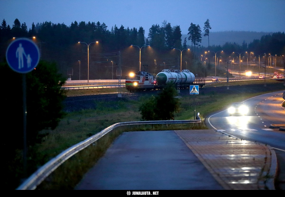 T3824 @ Sorsasalo 24.08.2017
Aamulla Pieksämäeltä Talvivaaraan matkasi kaksi pyttyä, nyt niitä tuli peräti kolme takaisin... Veturin numerokin on kasvanut yhdellä! :)
Avainsanat: T3824 talvivaaralaine Sr1_3062 20170824