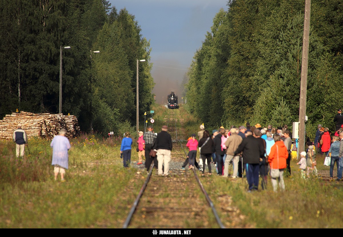 Höyryjuna näyttäisi saapuvan Tuupovaaraan 26.08.2017
Avainsanat: MUS1931 höyryjuna museojuna höyryveturi Hv3_995 20170826_Ilomantsin_höyryjuna HöyryraideOy 20170826