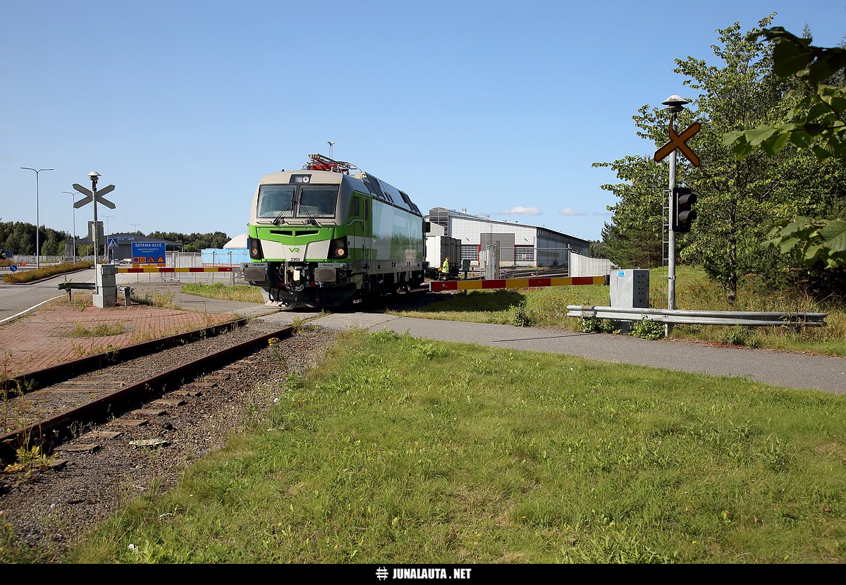 Vectron "Last Mile Diesel" -sähköveturi Pansiossa 28.08.2017
Pansion radalla oli tarjolla junaliikennettä ties miten pitkän tauon jälkeen... Ja vieläpä omin voimin liikkuva SÄHKÖVETURI! :)
Avainsanat: Vet11902 Vectron Sr3 Sr3_3303 LastMileDiesel tasoristeyskuva 20170828 vaihtotyöliikenne vaihtotyöliikenne_Tku