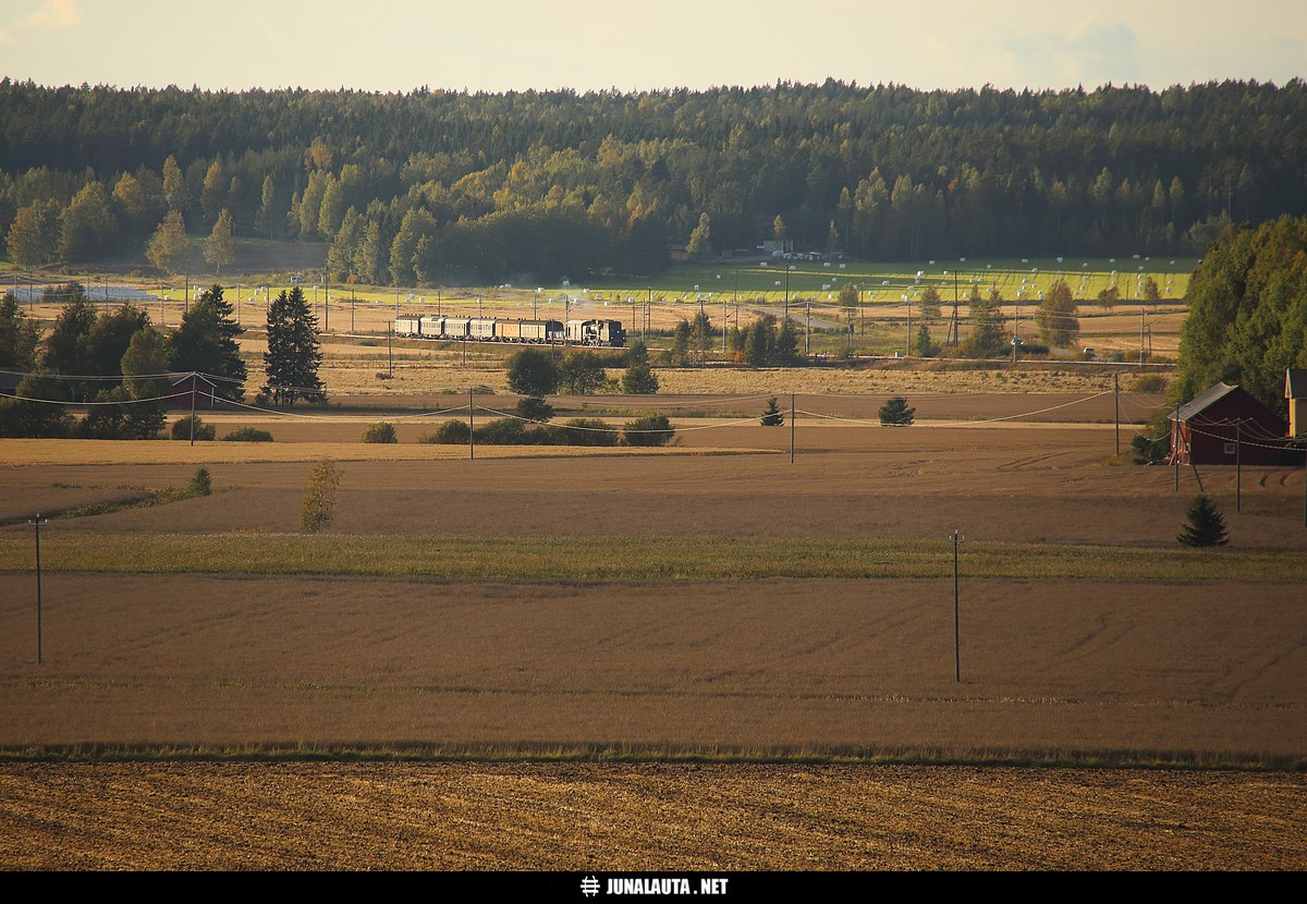 Höyryjuna Paimiosta Saloon @ Pitkäporras 15.09.2017
Tulipa sitten käytyä kokeilemassa tätäkin pientä hakattua rinnettä, etäisyys junaan on reilu 3 kilometriä.
Avainsanat: MUS1942 höyryjuna höyryveturi museojuna Hr1_1009 Höyryveturimatkat1009 viljapeltokuva bigma@500mm 20170915