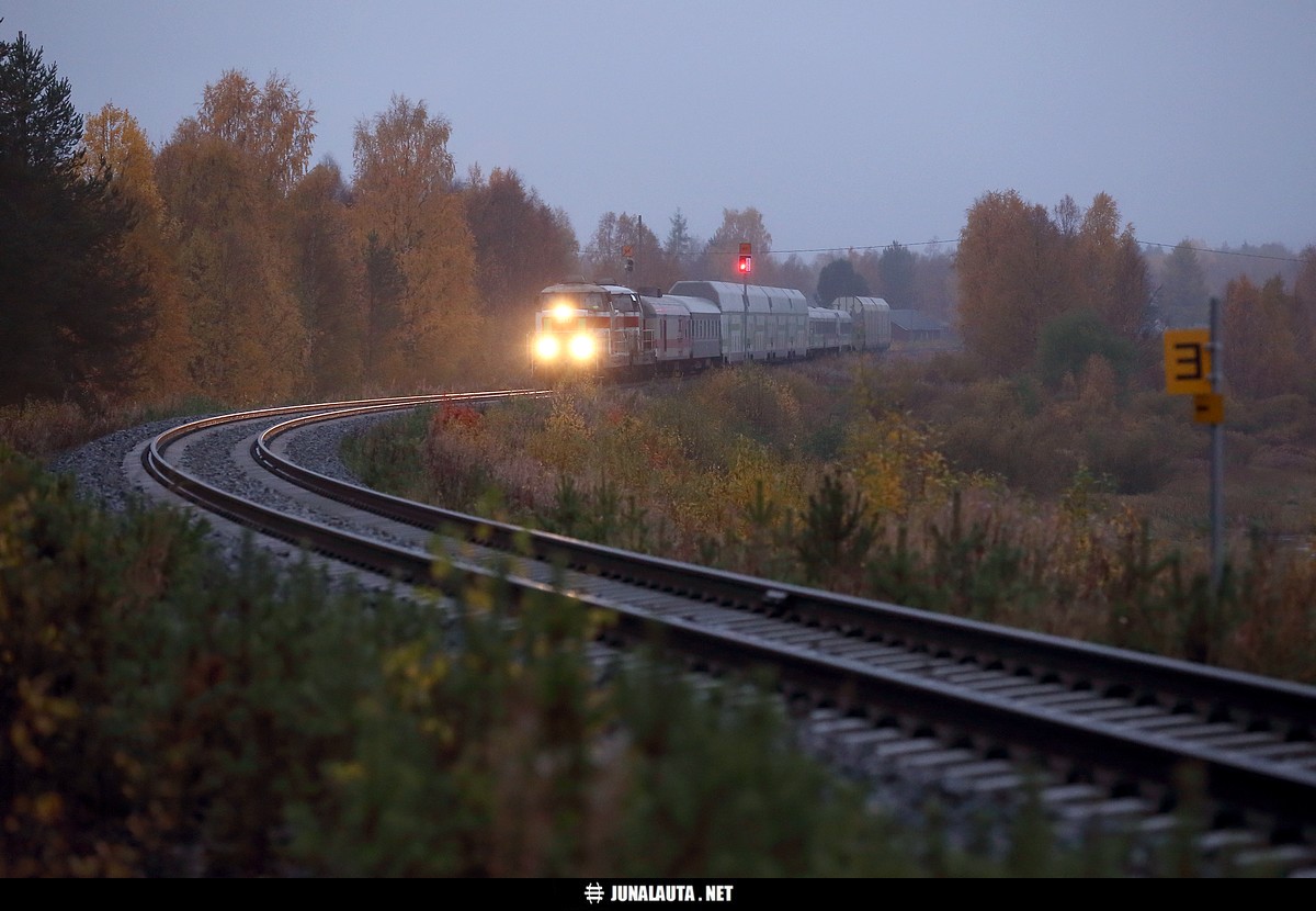 PYO263 @ Kaulinranta (Ylitornio) 01.10.2017
Tämä neljä metriä pitkä liikennepaikkahan on varsin mukavannäköinen mesta. :)
Avainsanat: PYO263 Dr16_2817 Dr16_2813 yöjuna 20171001