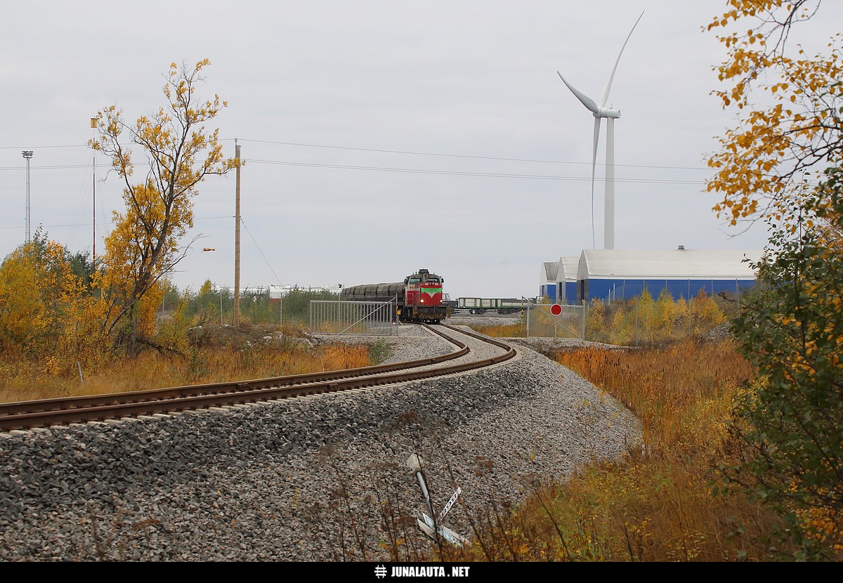 Kevitsan juna @ Ajos (Kemi) 02.10.2017
Joulukuussa 2012 valmistuneelta ja kesäkuussa 2013 käyttöön otetulta Ajoksen sataman pohjoiselta malmiraiteelta lähtee kahdesti viikossa Kevitsan nikkelirikastejuna Harjavaltaan. Tässä niistä viikon ensimmäinen, vaihtotyönä ensin Kemin asemalle mistä sähköveturin voimin etelään.  
Avainsanat: Dv12_2552 kevitsalaine rikastejuna nikkelikontti vaihtotyöliikenne vaihtotyöliikenne_Kem 20171002
