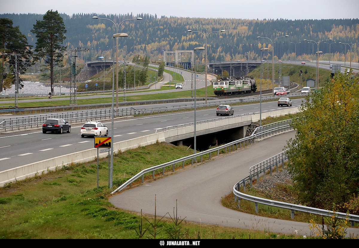 Suomen lyhyin tavarajuna? T4415 @ Sorsasalo (Kuopio) 03.10.2017
Paperivaunujuna [url=http://junalauta.net/ratapiha/thumbnails.php?album=search&keywords=on&search=t3031]T3031[/url]:n mukana Tampereelta Kuopioon matkaa usein Yaran vaunuja vaunukorjaamolta(?) Siilinjärvelle, kuten tälläkin kertaa... 

Kaksi veturia sen takia, koska veturi tai veturipari palaa Siilinjärveltä junan T4036:n vetäjänä aina Turkuun saakka.
Avainsanat: T4415 Sr1_3072 Sr1_3017 siilinjärveläine siltakuva 20171003