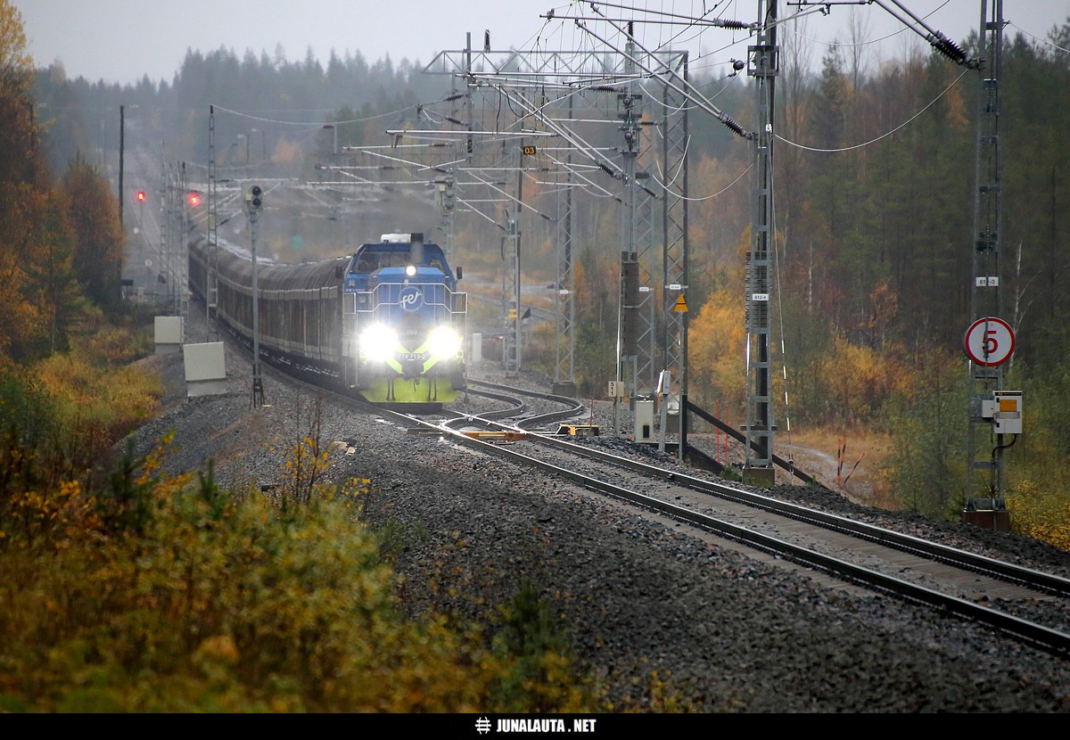 T7026 (Fenniarail) @ Murtomäki 04.10.2017
Fenniarail:n sinipäinen tavarajunatoukka Murtomäen montussa matkalla Kemijärveltä Kotkaan... CAT sylkee kohta näkymätöntä tulta!
Avainsanat: T7026 Fenniarail Dr18_103 20171004