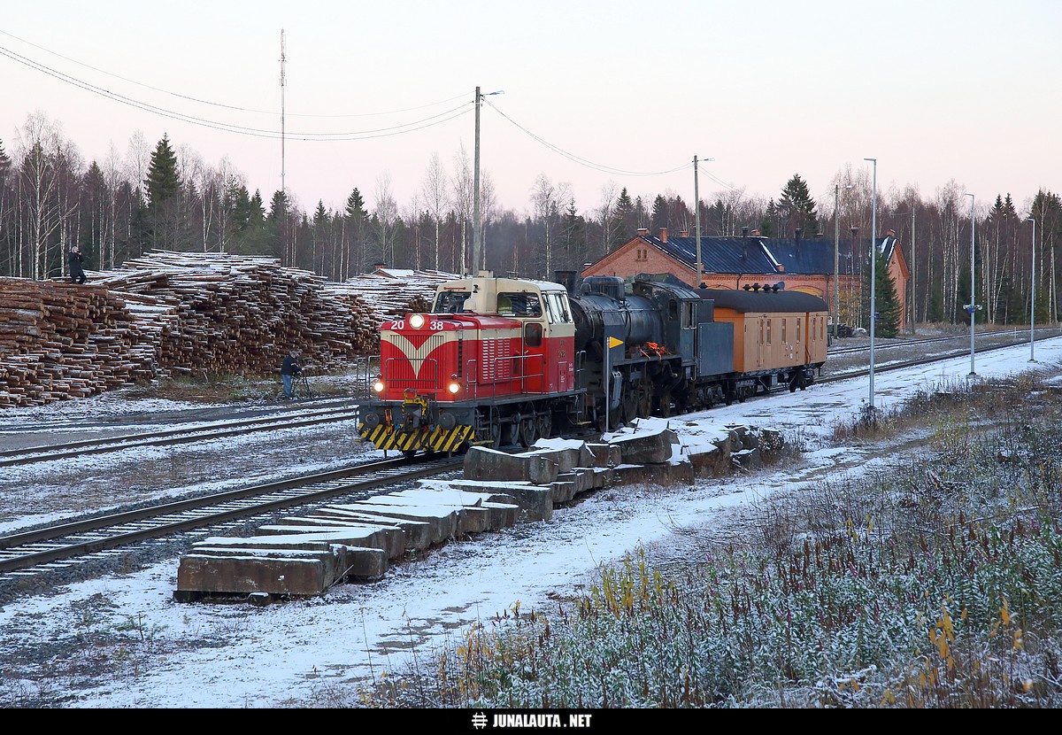 V12927 @ Myllymäki 24.10.2017
Hr1 1012 matkalla Haapamäeltä Oulaisiin! Myllymäellä oli ylimääräinen pysähdys laakereiden lämpenemisen takia... Onneksi matka pääsi jatkumaan! \o/ 
Avainsanat: Dv16_2038 Hr1_1012 Dv16 Hr1 ukko-pekka vemppu museojuna höyryveturi veturitalli V12927 hmvy #harrastajaruuhka 20171024