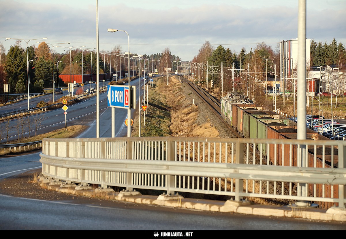 Hiilijuna T22058 @ Ulvila 08.11.2017
Vielä näyttäsi olevan 8 km Poriin! :)
Avainsanat: T22058 Sr1_3083 Sr1_3072 hiilijuna tahkoluotolaine vainikkalalaine 20171108