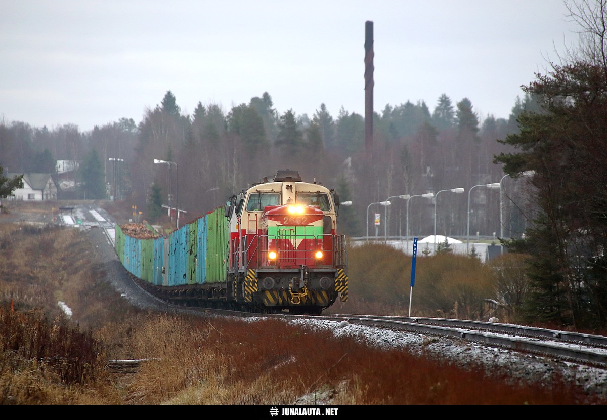T53385 @ Tuuri 18.11.2017
Haapamäeltä Alholmaan matkaava kuitupuuroikka etenee alkumatkasta sen verran tuskaisesti, että joutuu kuvatuksi useammassakin paikassa! :)
Avainsanat: T53385 Dv12_2652 Dv12_2504 raakapuujuna haapamäkeläine matkustajalaiturinennakkomerkki 20171118