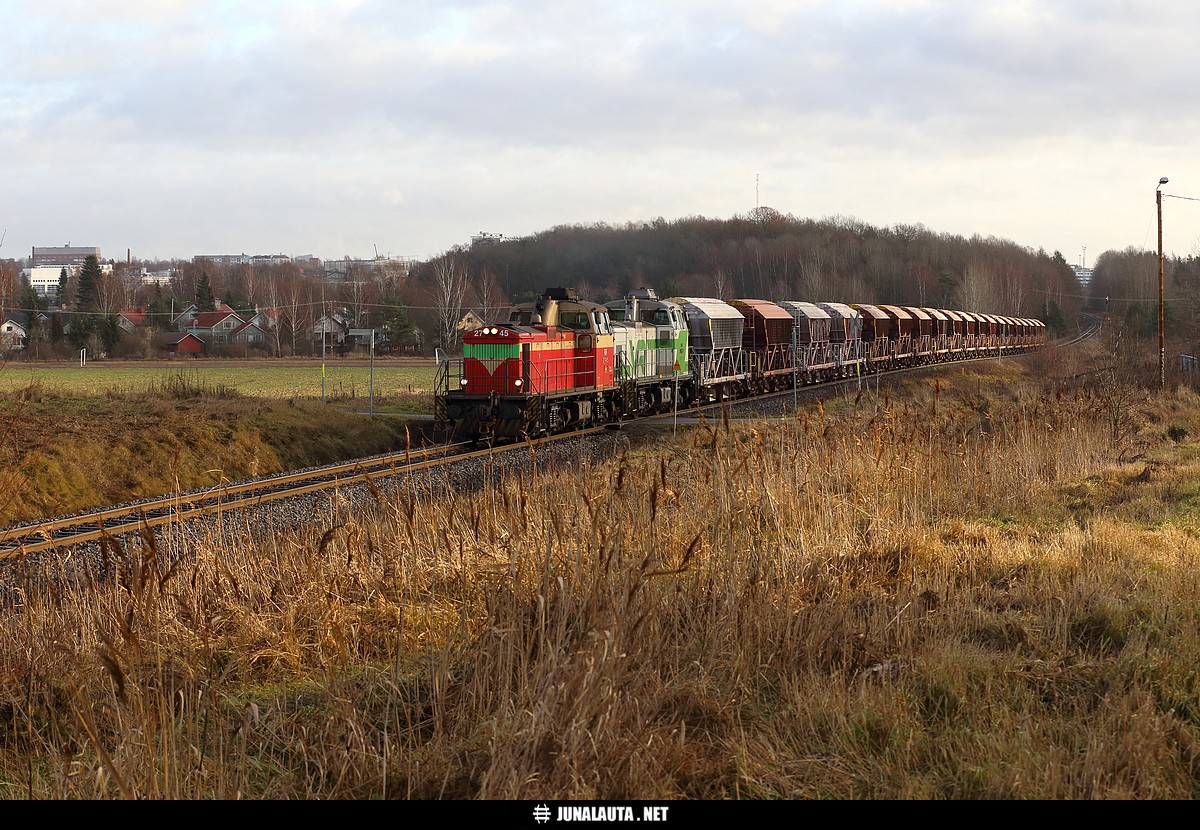 T3553 @ Pahaniemi (Turku) 24.11.2017
Paistaa, ei paista, paistaa, ei paista, paistaa kuitenkin... Ainoa myötävaloisin kuvauspaikka Mynämäen tällä puolen löytyy Pahaniemestä...
Avainsanat: T3553 Dv12_2745 Dv12_2637 Tad/Tabd-juna tasoristeyskuva siilinjärveläine 20171124