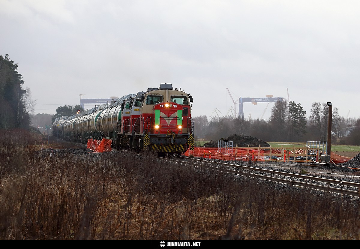 T3553 @ Raisio 08.12.2017
Ohhoh... Oikein kolmel koneel... Lienekö paluujunassa sitten ollut peräti neljä veturia?!?! 
Avainsanat: T3553 Dv12_2616 Dv12_2533 Dv12_2562 ammoniakkijuna kaupunkilaine 20171208