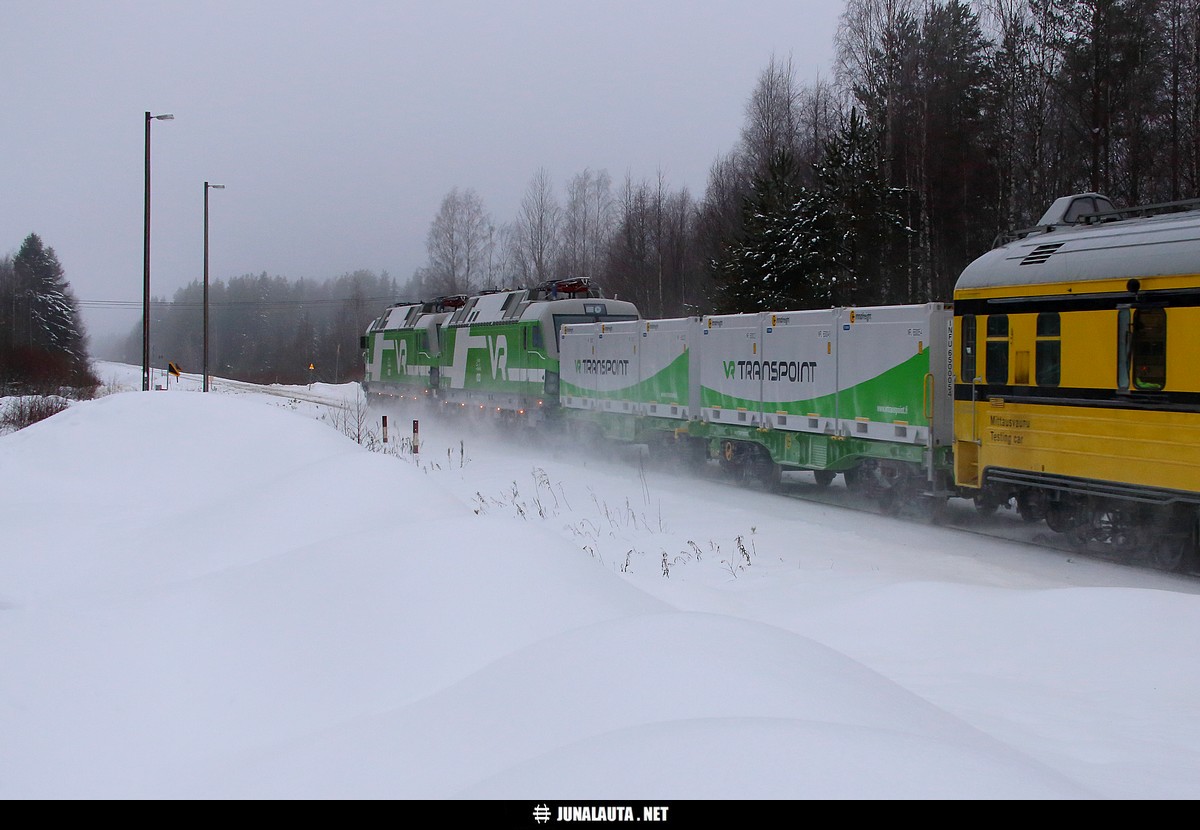 Vectron Last Mile Diesel -tavarajuna Iisalmesta Pyhäsalmeen: T53759 @ Komu (Iisalmi-Ylivieska) 22.12.2017
Avainsanat: T53759 Sr3_3303 Sr3_3301 Sr3 Vectron LastMileDiesel A17 Innofreight Sggrrs-vaunu 20171222