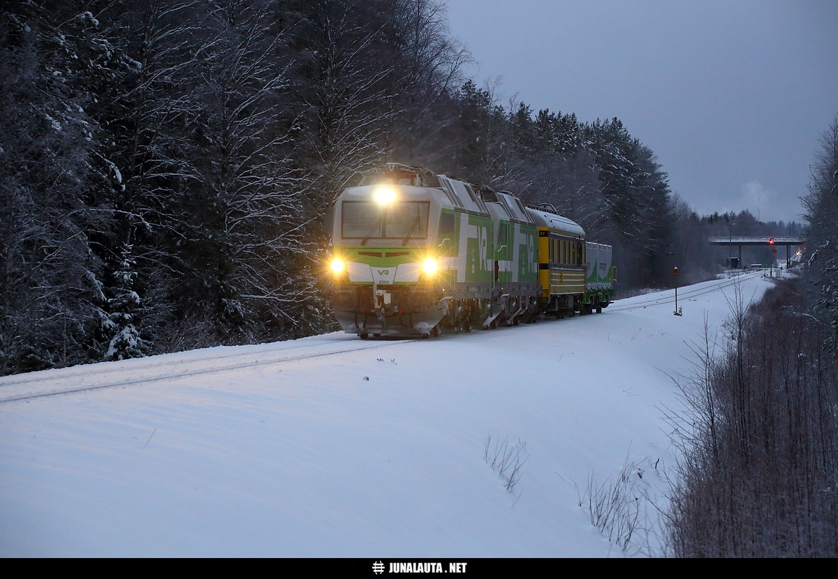 Oliko tässä vuoden 2017 mielenkiintoisin juna? T55760 @ Pyhäsalmi 22.12.2017
Vectron-sähköveturipari [i]työskentelee täysillä[/i] Pyhäkummun erkanemisvaihteen jälkeisessä nousussa... Jaksoi se siis liikkua vaunu kuormattunakin - tosin keskinopeudella 25 km/h välin Pye-Krv! Mäen päällä junan vauhti hidastui jo kävelyvauhdiksi! :) 

Videokoostetta ehkä joskus myöhemmin... ;)
Avainsanat: T55760 Sr3_3303 Sr3_3301 Sr3 Vectron LastMileDiesel A17 Innofreight Sggrrs-vaunu 20171222