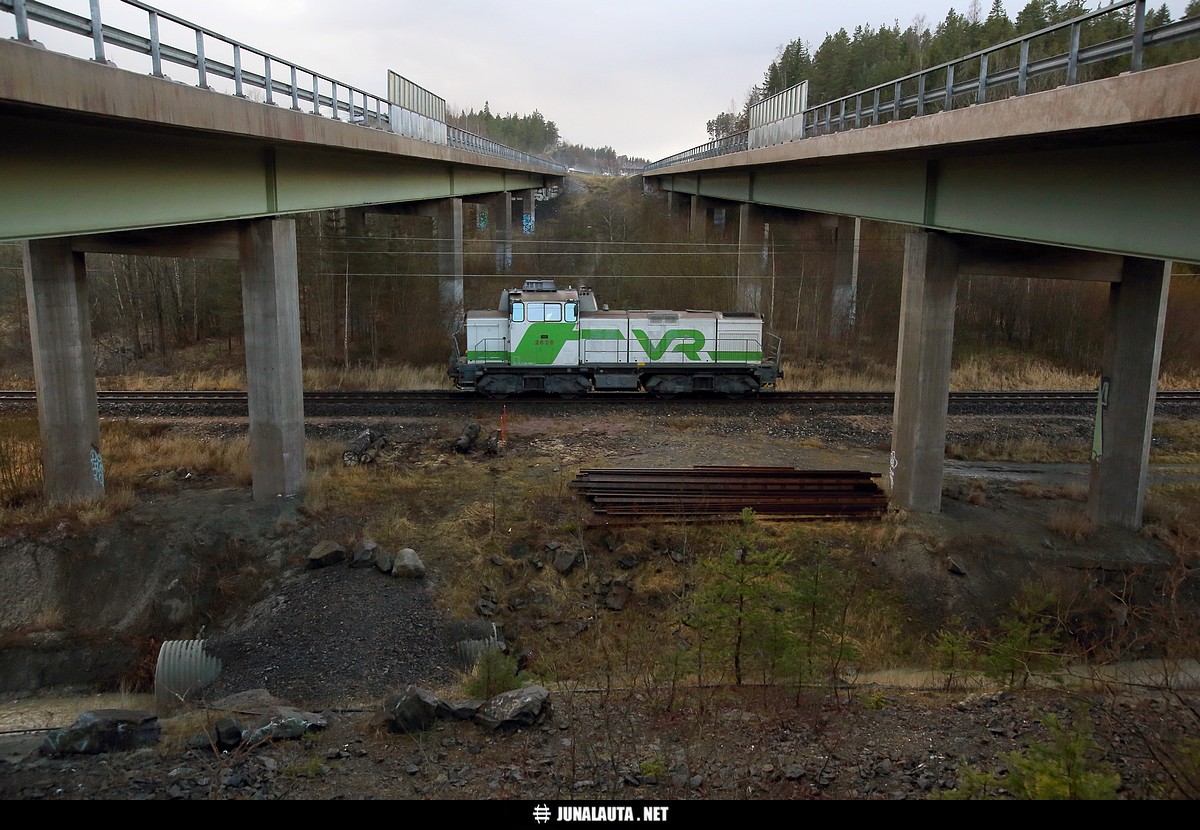 VET11214 @ Littoinen-Piikkiö 03.01.2018
Tämä kuvakulma on ollut mielessä reilut yhdeksän vuotta, joten eiköhän nyt ollut hyvä hetki se viimein toteuttaa! ...kelikin mitä sopivin! :)
Avainsanat: VET11214 Dv12_2626 salolaine 20180103