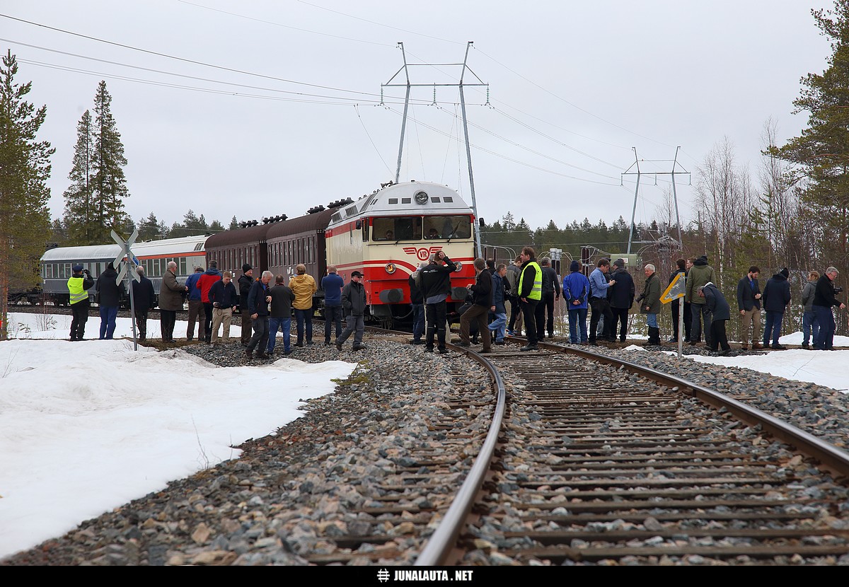 MUS1923 @ Murtomäki 21.04.2018
Otanmäen rata laitettiin yllättäen lauantaiaamuna [i]käyttökieltoon[/i] routavaurioiden takia, joten aikaa jäi ylimääräiselle kuvauspysähdykselle Murtomäen luoteissivulla. 

Mutta onko oikein varoittaa [i]kaksi- tai useampiraiteisen rautatien tasoristeyksestä[/i], jos se toinen raide on karkeasti arvioiden vasta sadan metrin päässä? :) 
Avainsanat: #kuvausrintama MUS1923 Dr13_2343 HMVY museojuna HMVY25vuotta-juhlamatka tasoristeyskuva 20180421