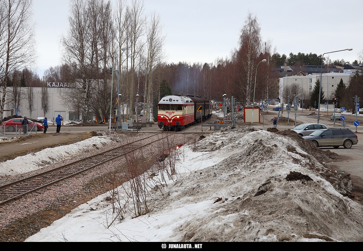 MUS1924 @ Lamminniemi-Kajaani 21.04.2018
Lamminnimeen Kainuun Voiman raiteelle mentiin [i]takaperin[/i] ja nyt ollaan tulossa takaisin Kajaanin asemalle [i]etuperin[/i]... :)
Avainsanat: MUS1924 museojuna HMVY Dr13_2343 HMVY25vuotta-juhlamatka tasoristeyskuva #risujaperkele! Ezx-vaunu 20180421