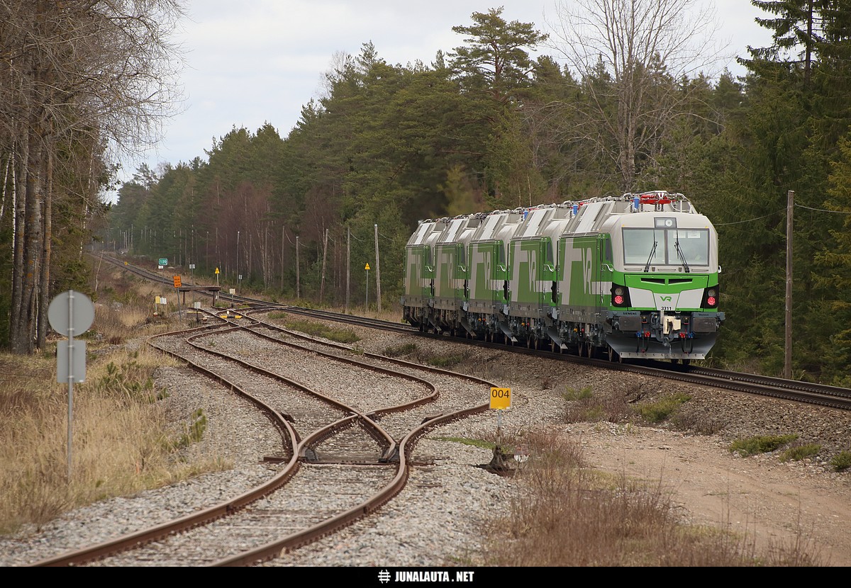5 x "LastMileDiesel" Vectron Sr3 @ Dynamiittivaihde (Hanko) 04.05.2018
Kaksi "vanhaa" Vectronia vetää kolmea "uutta" veturia dieselmoottoreiden turvin... Tässä vaiheessa mennään vielä melko hidasta vauhtia, 20-40 km/h, mutta Skogbyn jälkeen vauhti kiihtyi 79 km/h:n aina Tammisaaren silloille saakka! :)
Avainsanat: Sr3_3304 Sr3_3306 Sr3_3311 Sr3_3312 Sr3_3313 Vet11872 Sr3 Vectron LastMileDiesel 20180504