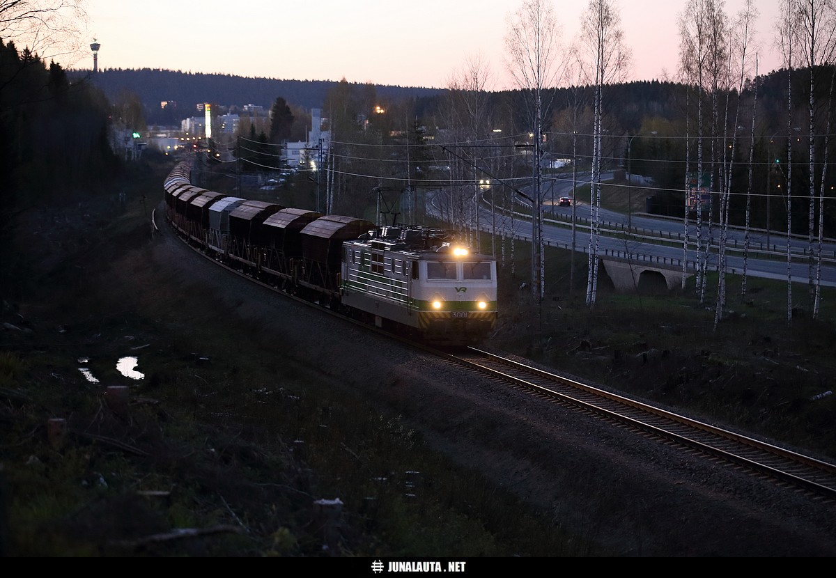 T54046 @ Kuopio 10.05.2018
Valo uhkaa loppua ennen apatiittijunan tuloa, mutta riitti sitä juuri ja juuri... 

Junan peräpään kohdalta on erkaantunut rata alas oikealle Rauhalahteen, mistä muistona on vielä alikulut pääradassa ja moottoritiellä sekä kiskotus erkanemiskohdalta alikululle saakka. Samoilta jalansijoilta erkani ratayhteys myös vasemmalle puolustusvoimien asevarikolle Neulaniemeen.
Avainsanat: Sr1_3001 T54046 siilinjärveläine kaupunkilaine T4046 20180510 Tad/Tabd-juna