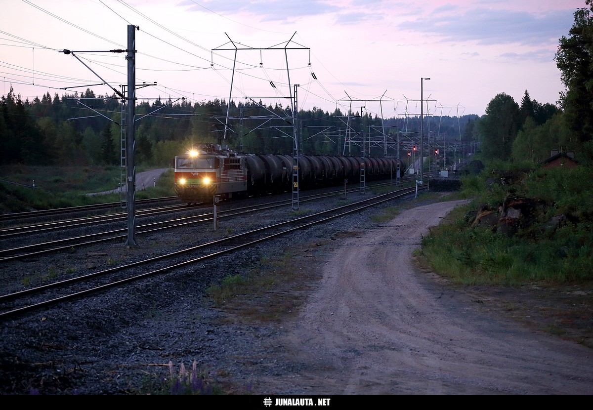 T55524 @ Lahdenperä 11.06.2018
Harvinaisempaa vaunustoa Jämsän radalla: Tyhjävaunujuna Akonniemestä Nokialle, millä on tarkoitus tyhjentää tai muutoin vain siirtää tavaraa Akonniemen varastoon?

[i]Edit: Ilmeisesti tyhjänä Nokialle ja kuormattuna Akonniemeen...[/i]
Avainsanat: T55524 öljyjuna nokialaine akonniemeläine Sr1_3050 20180611