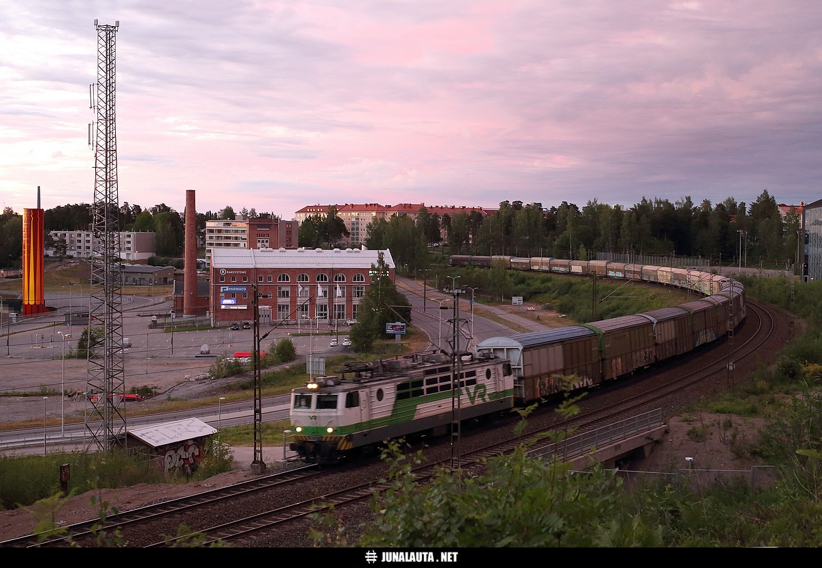 T3703 @ Pispala 12.06.2018
Avainsanat: T3703 Sr1_3027 paperijuna raumalaine kaksoisraide 20180612