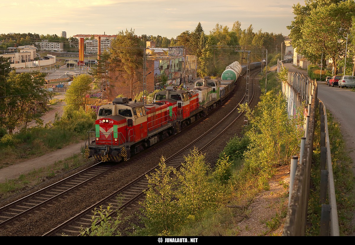 T53807 @ Pispala 12.06.2018
Kesäaamu Pispalan harjurinteellä jatkuu ihanalla MGO-trion huudolla ja murinalla! Porilaisessa ei ollut Poriin vietäväksi kuin terveisiä vetureiden lisäksi. Harjavaltaan oli kuitenkin nikkelikiveä, ammoniakkia(?) ja säiliökontti itärajan takaa sekä rikastetta Pyhäsalmelta. :)
Avainsanat: T53807 porilaine harjavaltalaine Dv12_2609 Dv12_2520 Dv12_2657 nikkelikontti kaksoisraide 20180612