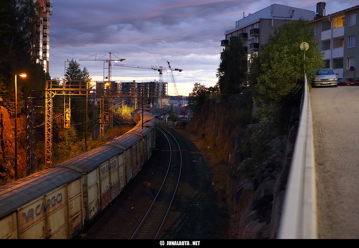 T5009 @ Tampere 12.06.2018
Tampereen kusiaispesä laajenee vuosi vuodelta, tällä kertaa on valloitettu Ranta-Tampella. Kohta pitää siirtää junat ja ratapihat maan alle sekä pumpata Näsijärvi kuivaksi!
Avainsanat: Sr1_3098 paperijuna kemiläine T5009 20180612