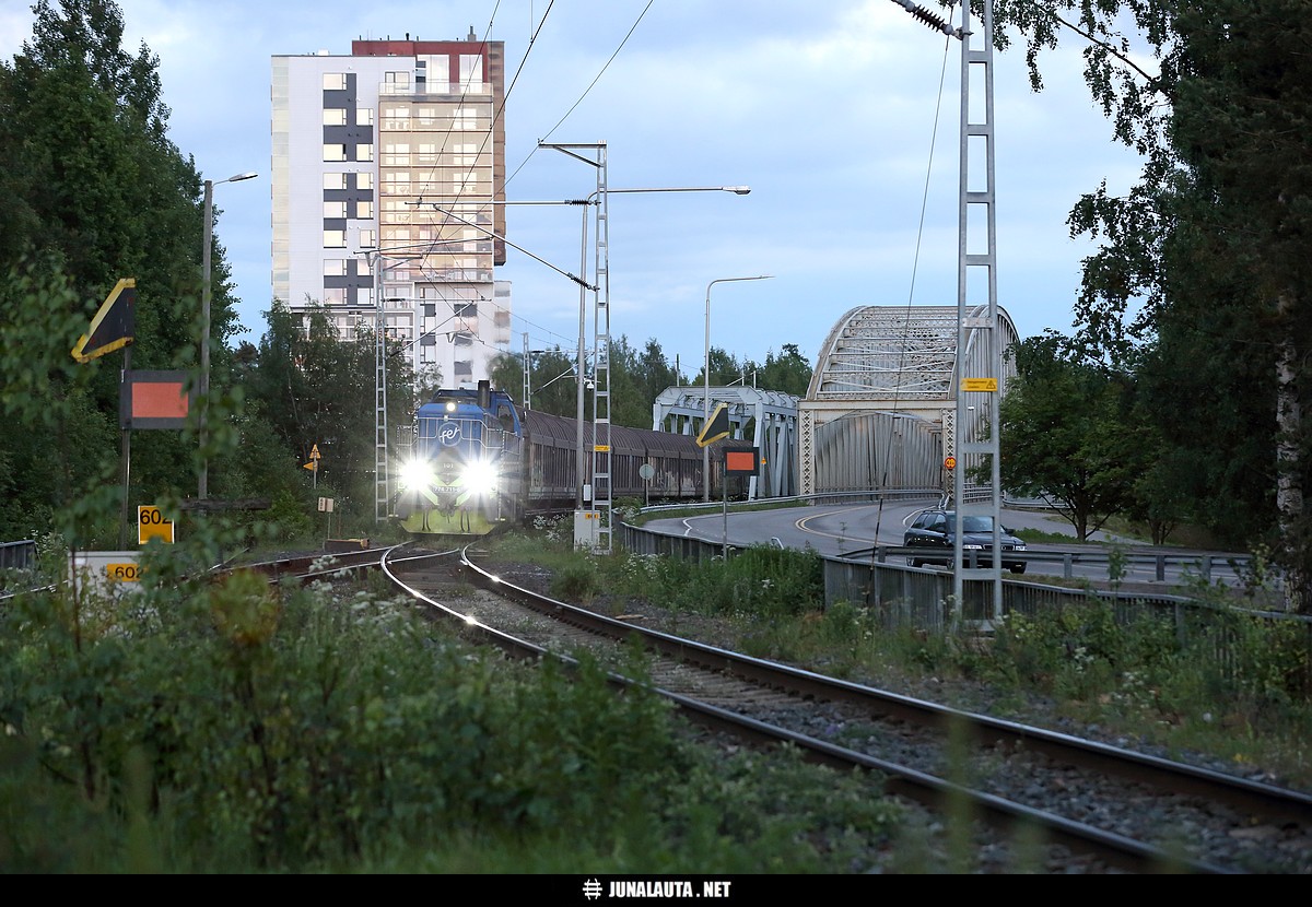 T7011 (Fenniarail) @ Oulu 19.06.2018
Fenniarail:n junan imussa matka Kemijärvelle sujuu joutuisasti! Nyt ollaan samaan aikaan samassa paikassa Ruskon "linja"vaihteella klo 02:10  :) :) :)
Keywords: T7011 Fenniarail Dr18_101 siltakuva kaarrevaihde Ezx-vaunu 20180619