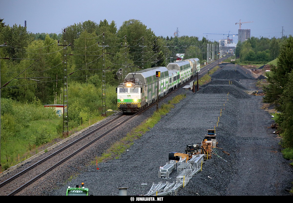 IC266 @ Oulunlahti 22.06.2018
Oulunlahden uusi kohtausraide on rakentumaisillaan heti Oulun eteläpuolelle. Lentokentäntien ylikulkusillalta kuvattaessa on hyvä käyttää tieturvakypärä 1:n mukaista huomiovaatetusta jalankulku- ja pyöräilykiellon takia! :) Polttomoottoriajoneuvon saa kuitenkin näppärästi parkkiin sillan alle!
Avainsanat: IC266 Sr1_3003 yöjuna ratatyömaa 20180622