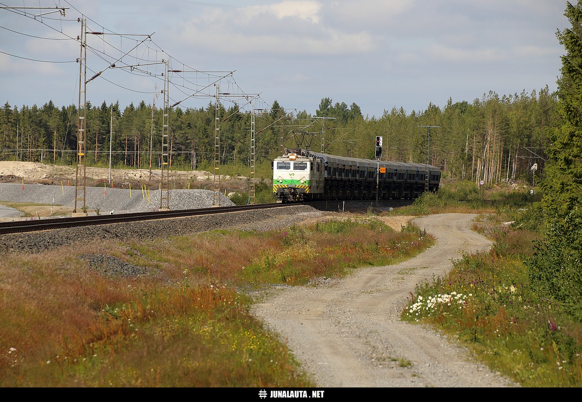 T5082 @ Pännäinen 05.07.2018
Avainsanat: Sr1_3021 Sr1_3056 T5082 harjavaltalaine pyhäkumpulaine rikastejuna kolmioraide esikuormituspenger ratatyömaa 20180705