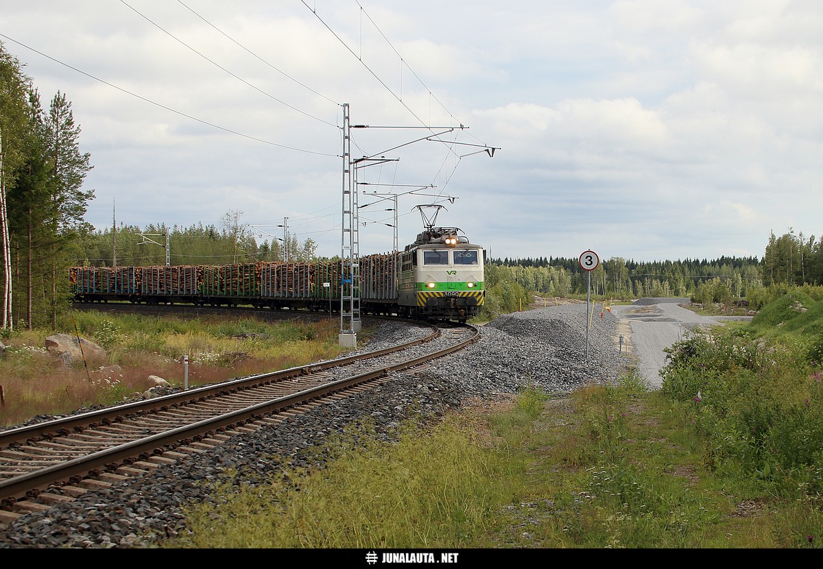 T5476 @ Pännäinen 05.07.2018
Pännäisten kolmioraide on rakenteilla. Ja rakennustyöt näemmä tauolla. :)
Avainsanat: T5476 Sr1_3090 kolmioraide ratatyömaa raakapuujuna pietarsaarelaine esikuormituspenger 20180705