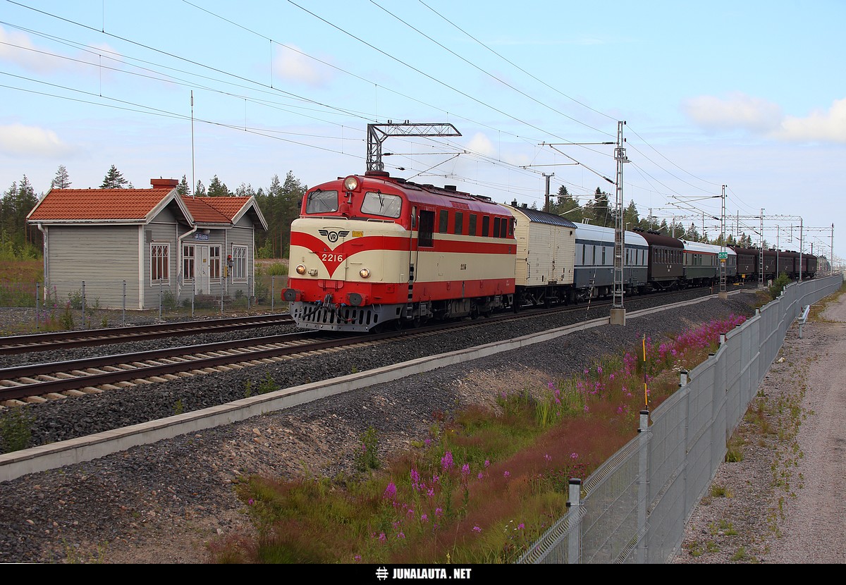 HMVY:n museojuna Riipassa 07.07.2018
#katoltakuvaaminen! :)
Avainsanat: MUS1921 Dr12_2216 Dr12 HMVY museojuna kaksoisraide 20180707