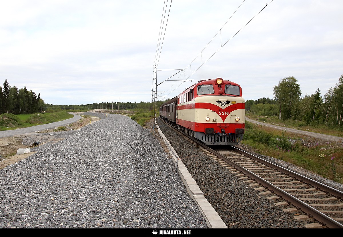 MUS1922 (HMVY Dr12 2216) @ Pännäinen 07.07.2018
:)
Avainsanat: Dr12_2216 Dr12 HMVY museojuna MUS1922 esikuormituspenger kolmioraide ratatyömaa 20180707