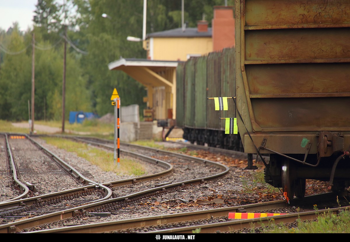"Jarrukenkälippu" @ Imatrankoski 05.08.2018
Asennetut jarrukengät on näemmä jonkin aikaa merkitty uudella erityisellä, kenkiin kiinnitetyillä lipulla vaunurungoissa... Kuvan venäläinen raakapuuvaunuletka on kuorman suhteen siirto[i]purettavana[/i] rekkoihin.
Avainsanat: jarrukenkälippu 20180805