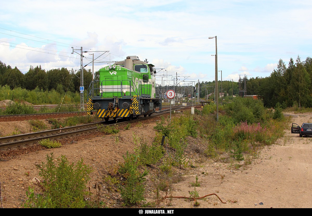 Dr14 1870 @ Imatra tavara 05.08.2018
Seeprakuvia ei tällä sivustolla ole liikaa ennen tätä julkaisua... Nyt niitä on joka tapauksessa kuitenkin tupla määrä aiempaan verrattuna! :) :) :) 

Dr14 1870 lähtee tavarasta Imatrankoskelle höyryjunan saavuttua sieltä puolestaan pois.
Avainsanat: Dr14 Dr14_1870 vaihtotyöliikenne vaihtotyöliikenne_Imt EZX-vaunu 20180805