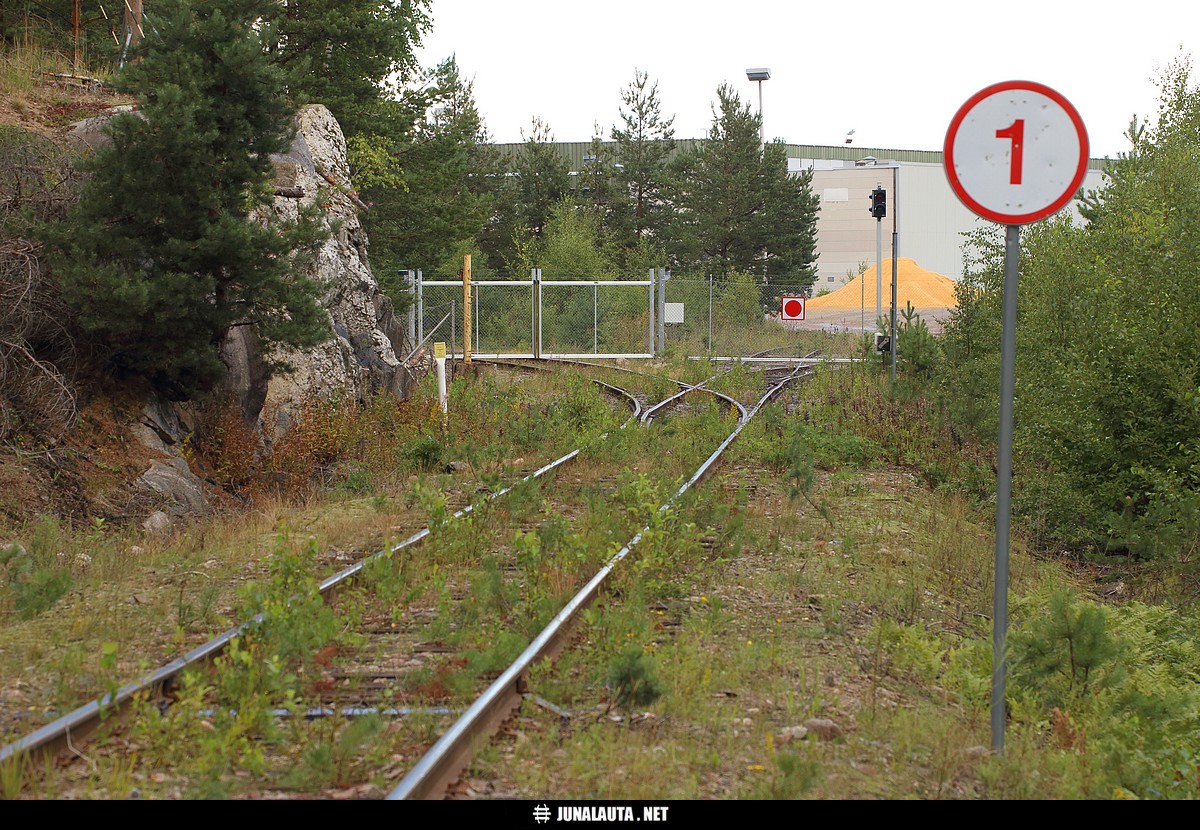 Japaninlippu Voisalmensaaressa!
Metsä Fibren Lappeenrannan saha on saanut ikioman junaportin sitten viime näkemän! :) 
Avainsanat: japaninlippu SEIS-levy 20180805