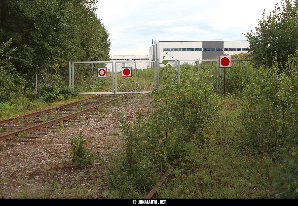 Lahtelainen japaninlippukokoelma!
Tulipa sitten käytyä varmistamassa todeksi väite, ettei Lahden "Starckjohann Steel":n raideosuudella ole hetkeen ollut liikennettä.
Avainsanat: japaninlippu SEIS-levy 20180805