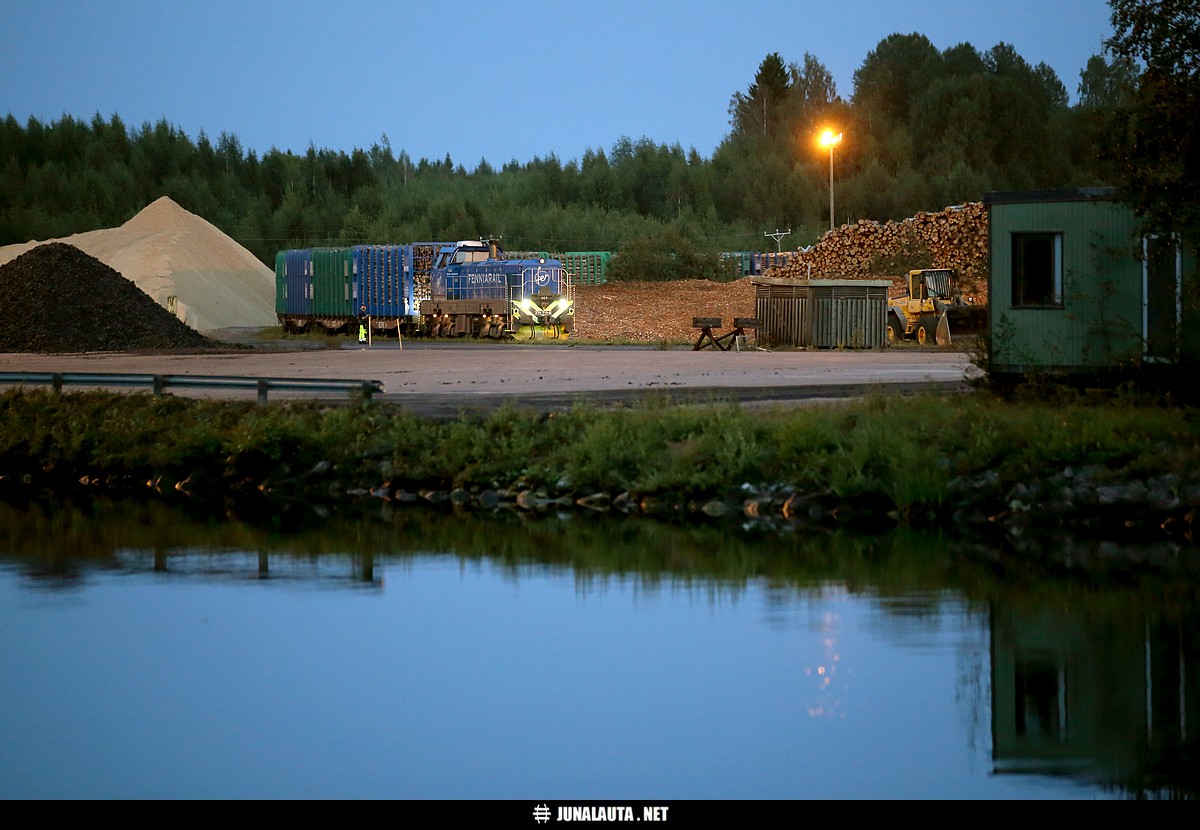 T7154 (Fenniarail) @ Mustolan satama 16.08.2018
Fenniarail ensimmäistä kertaa Mustolan satamassa! \o/ 

Lieneekö Lauritsalan koivukuitupuiden määräasema toistaiseksi täällä Mustolan sataman perukoilla, vai onko kyse pidempiaikaisesta järjestelystä? Joka tapauksessa Fer:n Lauritsalan junat (2 kpl) oli peruttu, samoin seuraavan iltapäivän juna, mutta puolenpäivän juna oli kuitenkin kulussa mukanaan venäläinen hakevaunuroikka. 

Herää myös kysymys, toimiiko Mustola pelkästään vaunujen purkupaikkana vai onko täällä tarkoitus hakettaa tämä kuitupuu? Ja olisiko Lauritsalaan tarkoitus toimittaa jatkossa enemmänkin haketta, koska Joroisissa joutilaana seissyt VR Transpoint:n Fakks-vaunuroikka on sekin sattumoisin kadonnut samaan aikaan? Vai onko kyse pelkästä sattumasta? :) :) :) Hmm? 
Avainsanat: T7154 Fenniarail Dr18_101 raakapuujuna 20180816